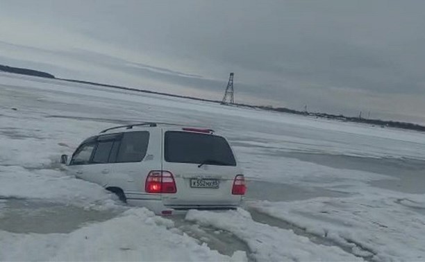 Очевидцы: внедорожник ушёл под лёд на реке Поронай