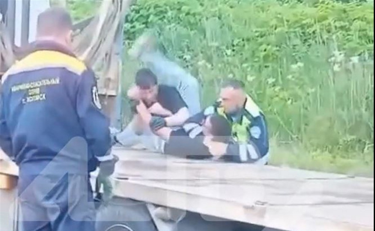 Буйный сахалинец устроил драку на месте ДТП, его пришлось заковывать в наручники