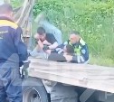 Буйный сахалинец устроил драку на месте ДТП, его пришлось заковывать в наручники