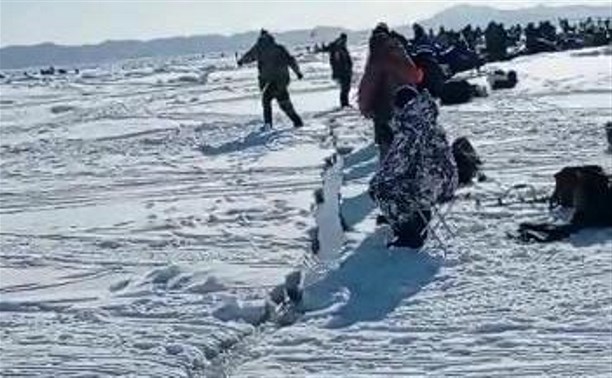 "Клюёт!" - десятки сахалинских рыбаков выстроились около трещины, от которой должны убегать