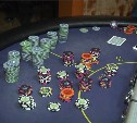 Полицейские ворвались в подпольное казино в Луговом во время турнира по покеру