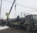Металлоконструкции вылетели из КамАЗа на перекрестке в Южно-Сахалинске