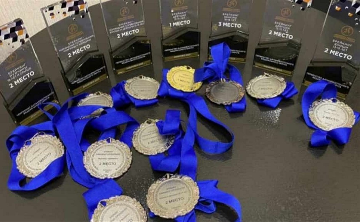 Медали всех достоинств привезли сахалинские танцоры брейкинга с соревнований в Хабаровске