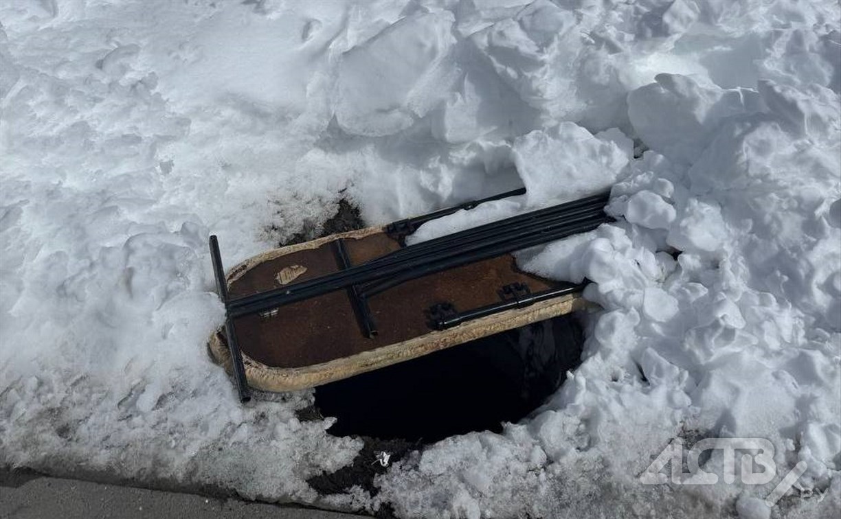 "Технологии": на тротуаре в Южно-Сахалинске открытый люк прикрыли гладильной доской 