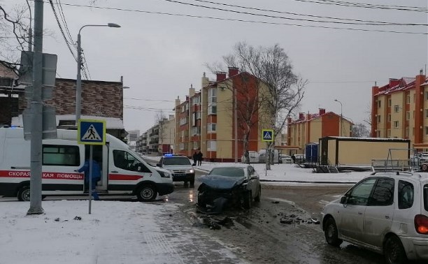 При столкновении двух авто на перекрёстке в Южно-Сахалинске пострадали два человека