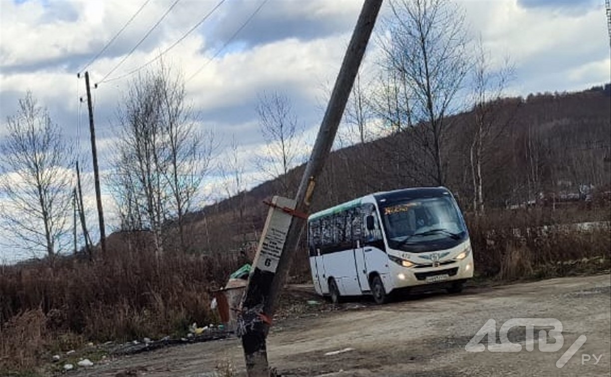 Столб навис над автобусами и может рухнуть на них в Южно-Сахалинске