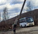 Столб навис над автобусами и может рухнуть на них в Южно-Сахалинске