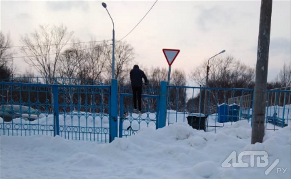 В Южно-Сахалинске желающие покататься на коньках должны перелезть через забор