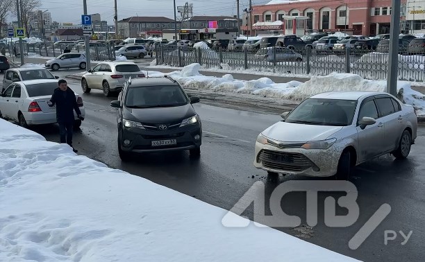 Две "Короллы" столкнулись на ул. Емельянова в Южно-Сахалинске, проезд затруднён