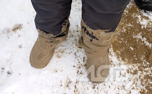 Женщина провалилась в яму на ремонтируемом участке пр. Победы в Южно-Сахалинске