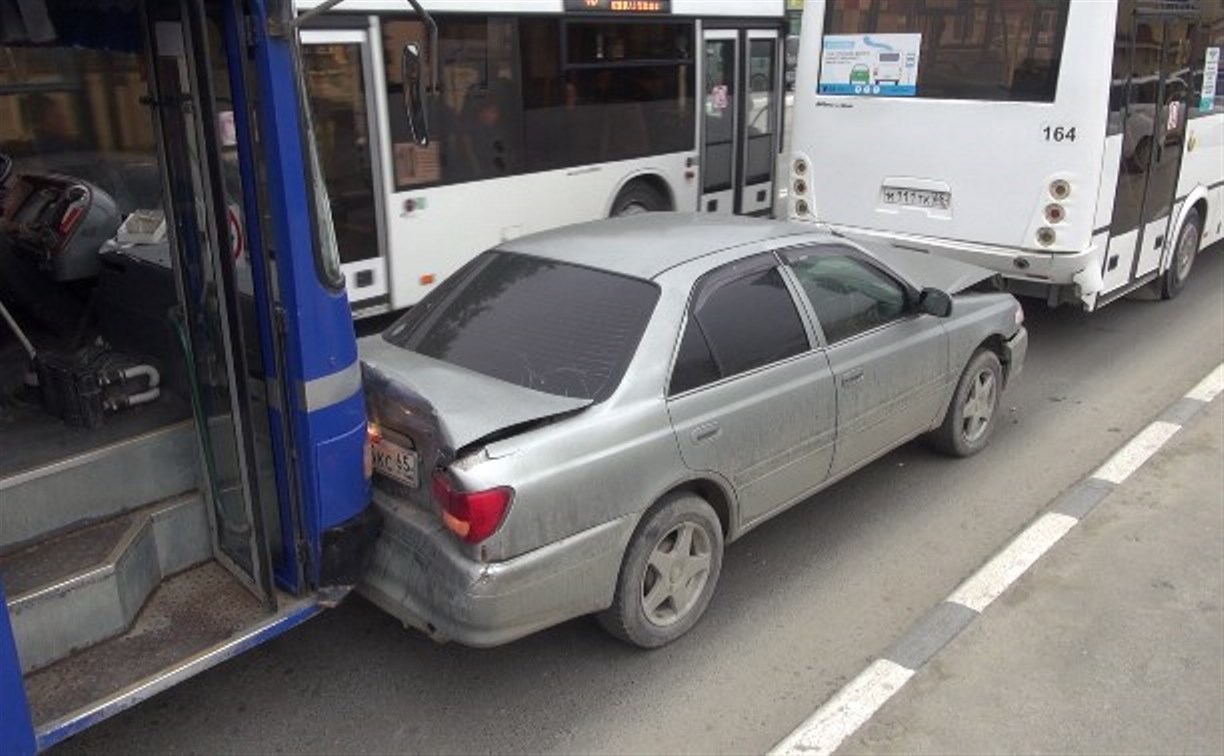 В Южно-Сахалинске случилось ДТП с участием двух автобусов