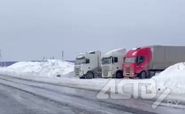 Транспортный коллапс в Ванино продолжается: водители большегрузов ночуют вдоль дороги по 20 дней