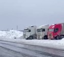 Транспортный коллапс в Ванино продолжается: водители большегрузов ночуют вдоль дороги по 20 дней