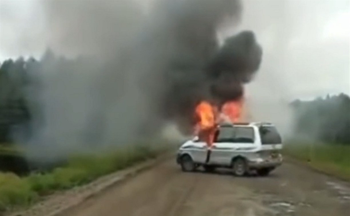 По дороге в Углегорск у троих пьяных мужчин загорелся микроавтобус