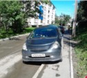 Машины занимают тротуары возле школ Южно-Сахалинска (+ дополнение)