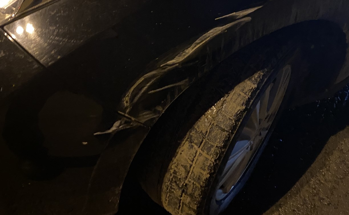 Грязный внедорожник врезался в электромобиль в Южно-Сахалинске