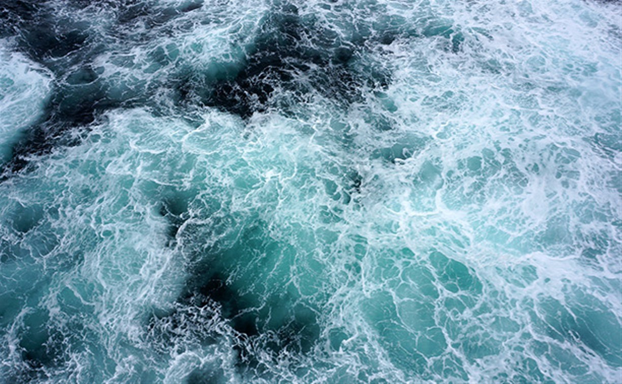 Следователи начали проверку обстоятельств ЧП на траулере в Охотском море