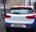 Водитель загородил проезд к мусорным бакам во дворе дома в Южно-Сахалинске