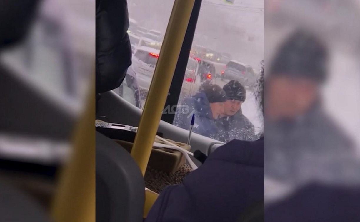 "Люди с детьми покинули салон": пассажиры автобуса в Южно-Сахалинске стали свидетелями потасовки