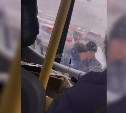 "Люди с детьми покинули салон": пассажиры автобуса в Южно-Сахалинске стали свидетелями потасовки