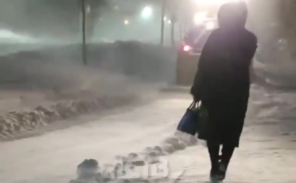 Ветер сбивает людей с ног: сахалинцы сняли на видео мощную метель в Охе