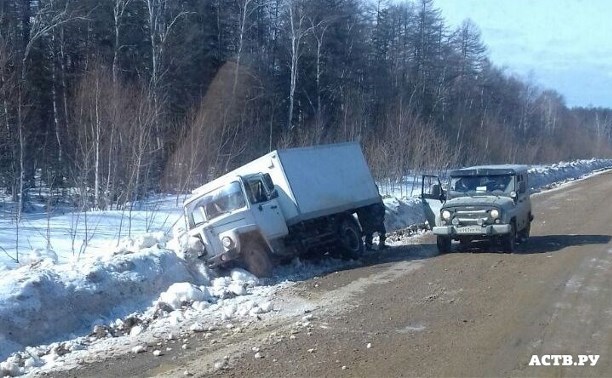 Пьяный водитель хлебовозки дважды заваливался в кювет в Тымовском районе