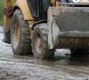 Строитель пансионата в Корсакове убрал грязь с улицы Лермонтова