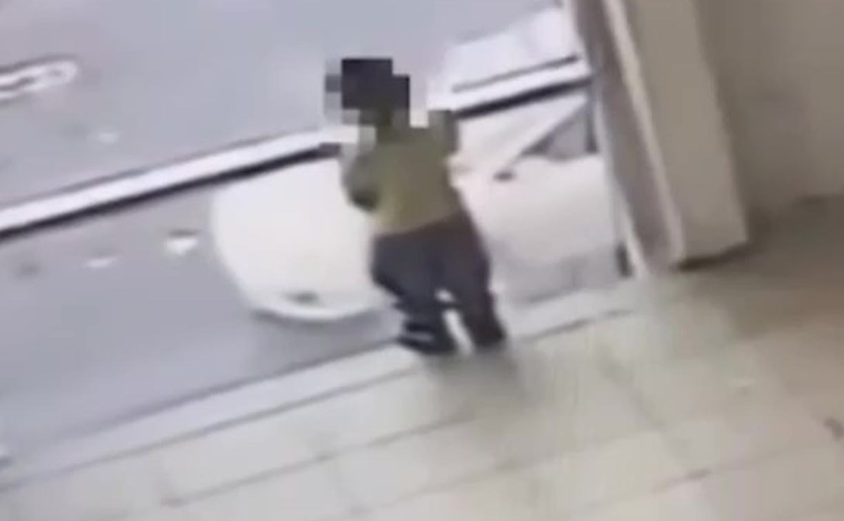 Момент падения ребёнка из Южно-Сахалинска в ТЦ Новороссийска зафиксировала камера