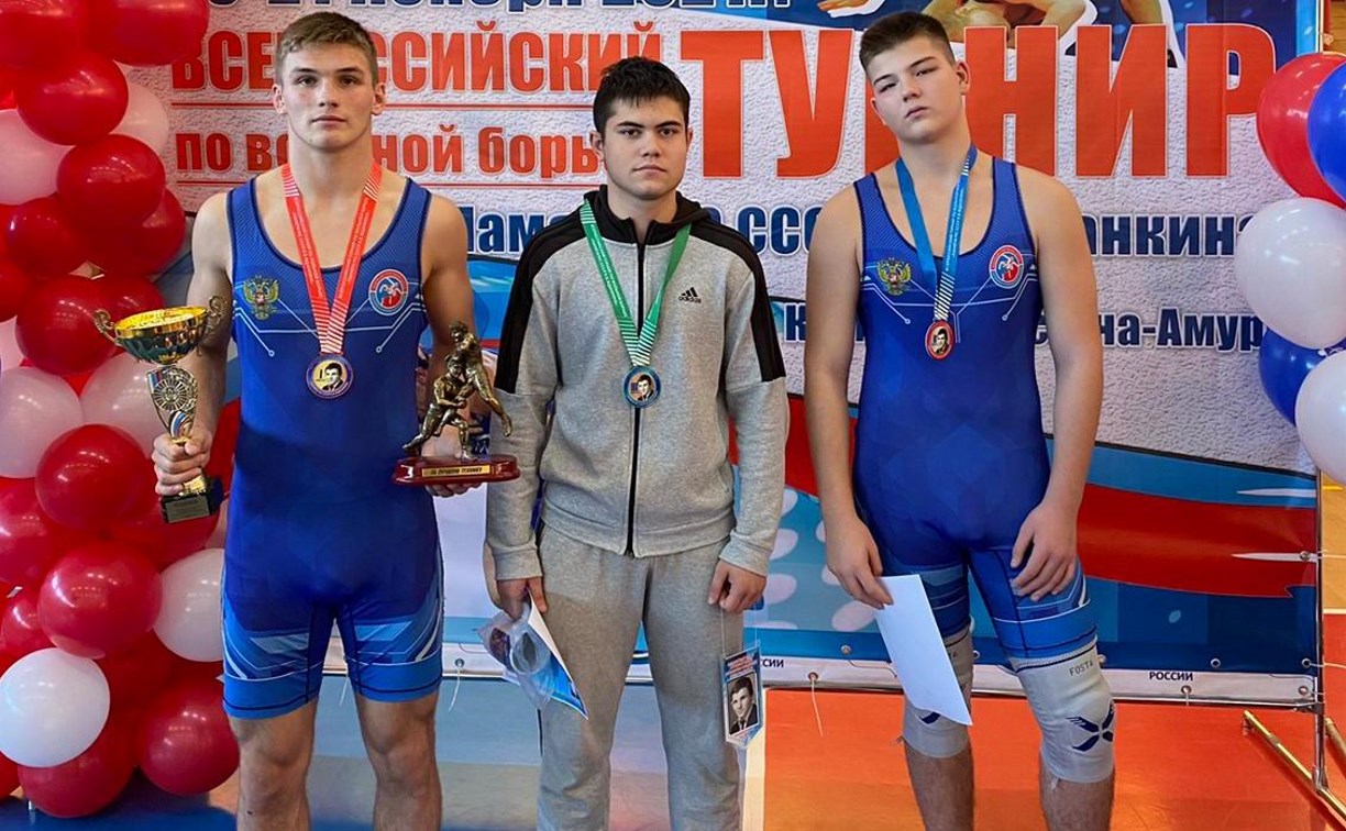 Сахалинские борцы завоевали медали всех достоинств на турнире в Комсомольске-на-Амуре