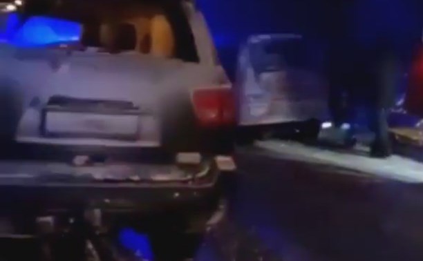Очевидец: в районе Огоньков ночью столкнулись джип и легковушка