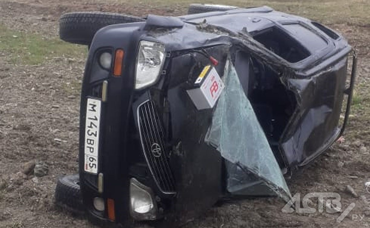 Автомобиль подскочил на яме и слетел с трассы на выезде из Южно-Сахалинска