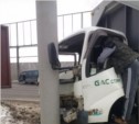 В Южно-Сахалинске грузовик столкнулся с микроавтобусом и врезался в столб (ФОТО)