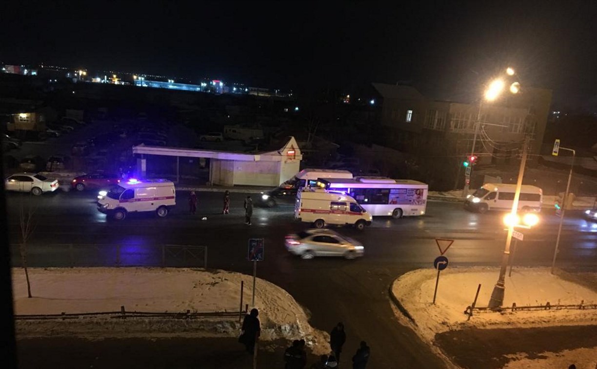 Рейсовый автобус сбил девушку на пешеходном переходе в Южно-Сахалинске