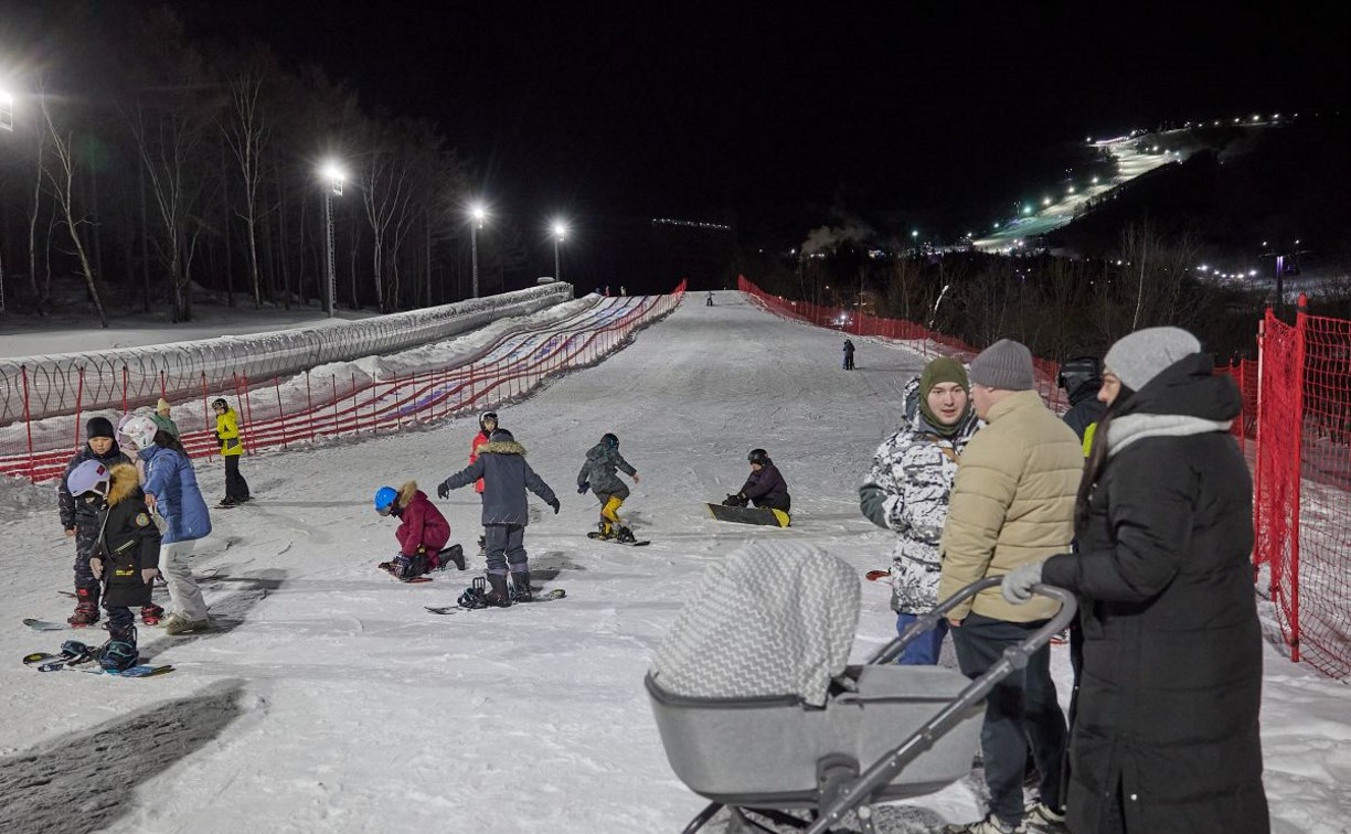 В Южно-Сахалинске участники проекта "СВОя Семья" осваивают сноуборды