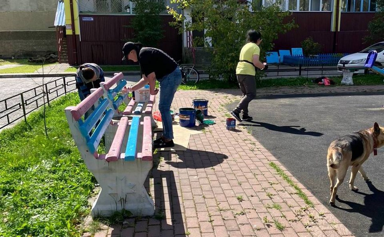 В Поронайске продолжаются работы по обновлению детских комплексов и малых архитектурных форм
