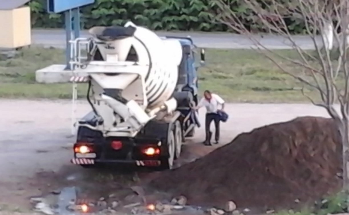 В Горнозаводске бетон и отходы сливают прямо на улице