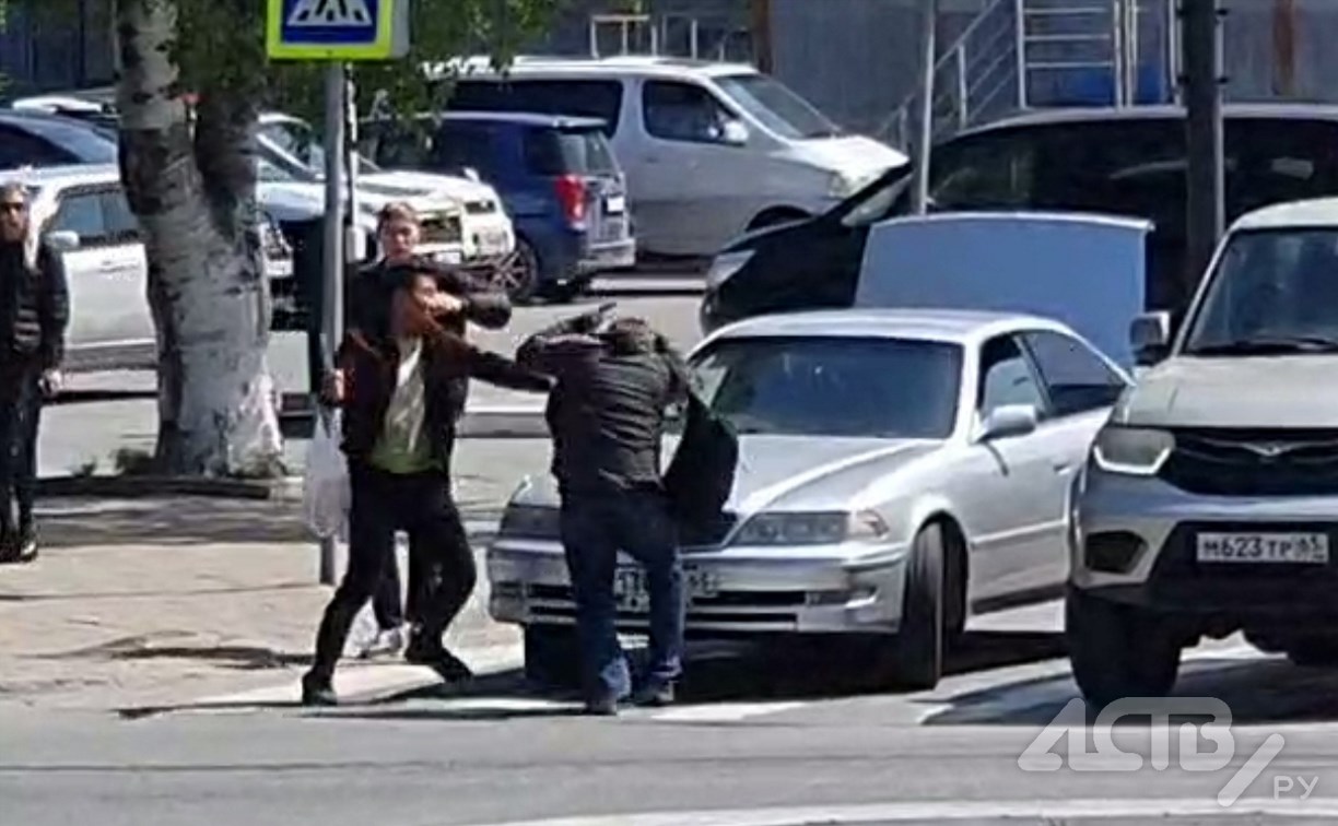 "Разборки на дороге": пешеход в Южно-Сахалинске хотел проучить водителя, но получил по голове 