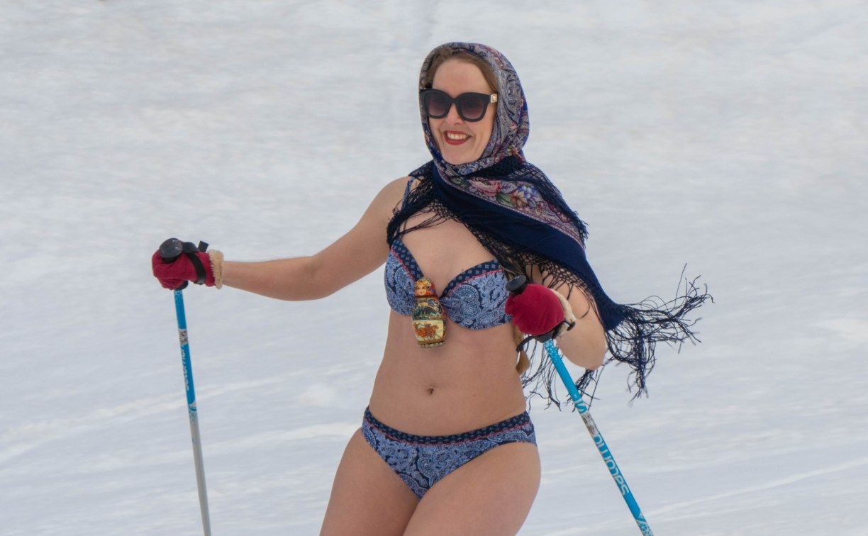Сахалинцы в купальниках и необычных костюмах проводили зиму на "Горном воздухе"