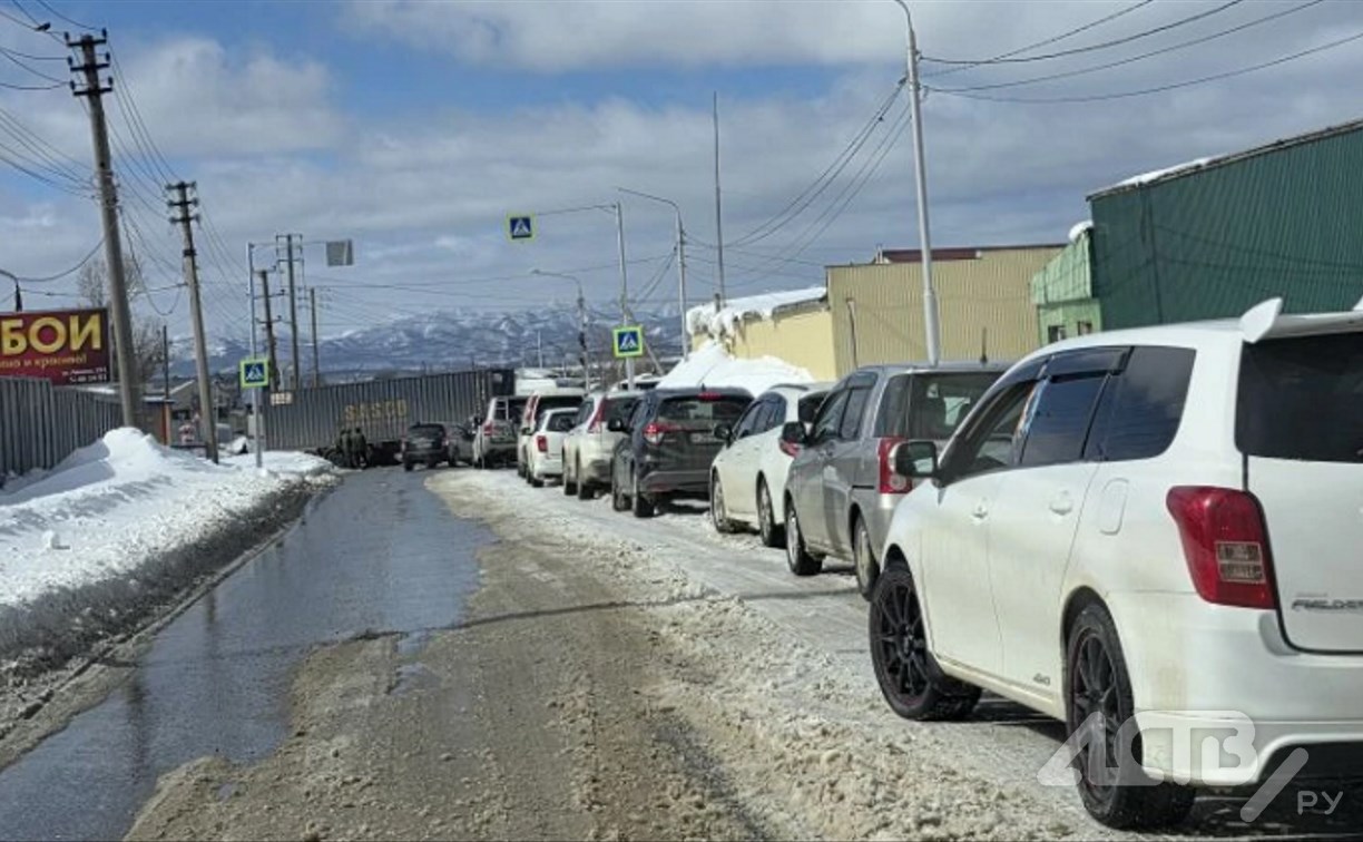 "КамАЗ лопатами подкапывают: большегрузы застревают в Южно-Сахалинске из-за снежных заносов