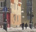 "Женщина не пошла, а мужчины рискнули": глыба снега рухнула с крыши на тротуар в Южно-Сахалинске 