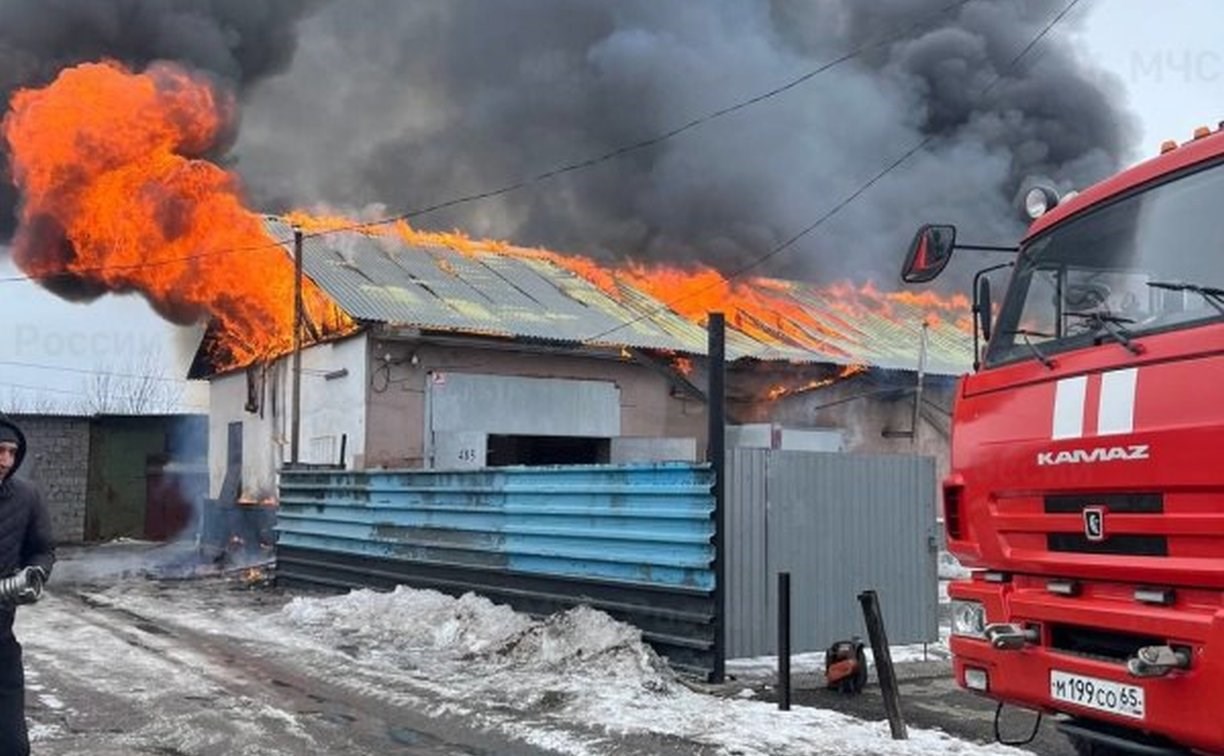 Гаражный комплекс в Поронайске тушили 3,5 часа