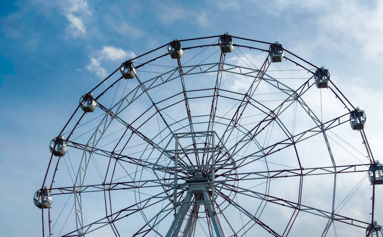 В Южно-Сахалинске запустили новое 54-метровое колесо обозрения