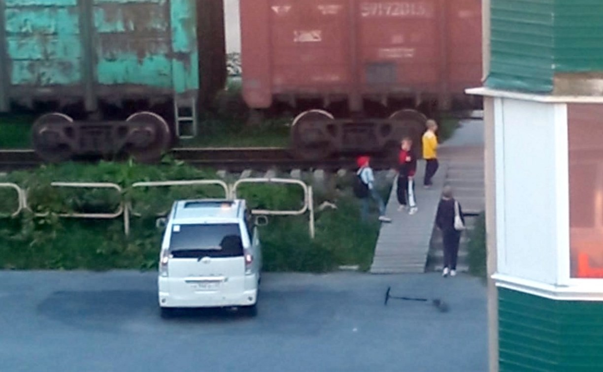 Школьников в Невельске застали за играми у движущихся вагонов на жд-переезде
