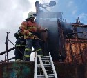 Кубрик и капитанская рубка горели на заброшенном судне в Курильске 