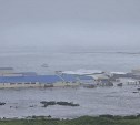 В Северо-Курильске волна накрыла рыбопромышленный завод "Алаид"