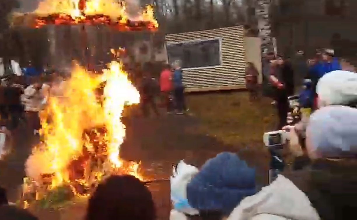 В Центральной России коронавирус обозвали еретиком и сожгли на глазах у толпы