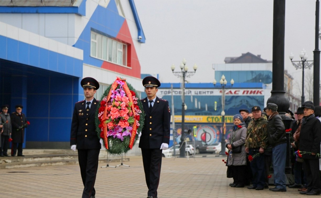 Память павших во время службы коллег почтили сахалинские полицейские 