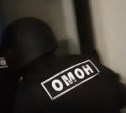 "ОМОН ворвался в квартиру": появилось видео задержания сахалинского лидера экстремистской организации 