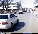 Лихач на "Тойоте" промчался на красный на перекрёстке в Южно-Сахалинске