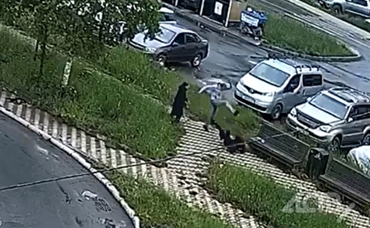 "Один избивал ногами, другой приставил пистолет": на жительницу Южно-Сахалинска напали во дворе дома 